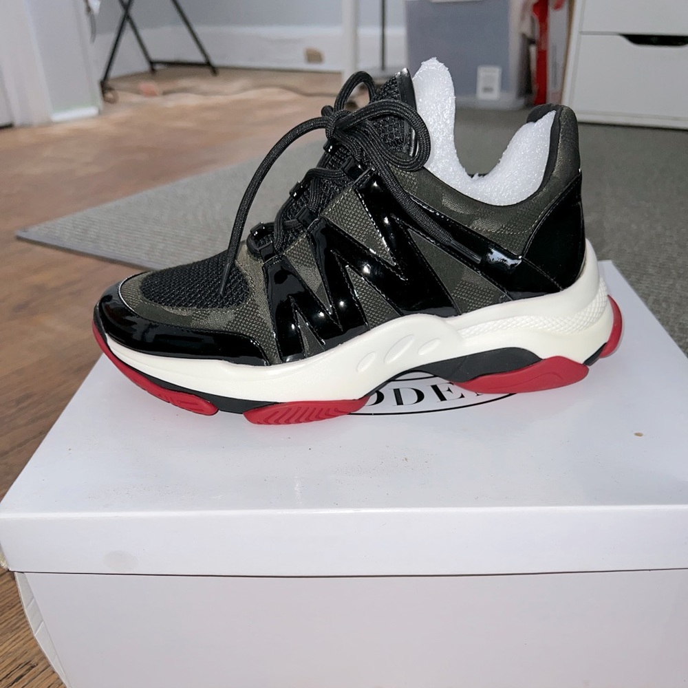 BRAND NEW Steve Madden Maximus Sneakers